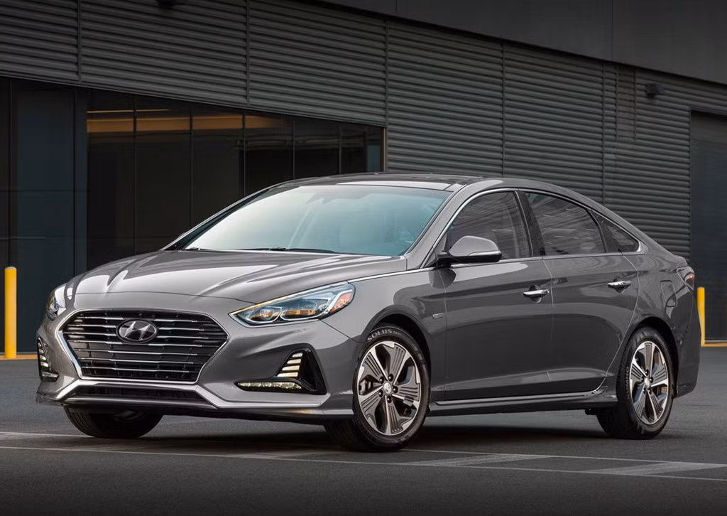 Hyundai Sonata hybrid có mức tiêu hao nhiên liệu là 6 lít/100 km trong thành phố, 5,2 lít/100 lm trên xa lộ và 5,6 lít/100 km đường hỗn hợp. Tổng phạm vi của Hyundai Sonata hybrid ước đạt hơn 1.046 km. 