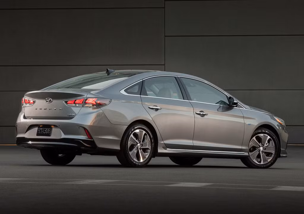 Trong khi đó, đại diện Hyundai Motor America chia sẻ: "Khi kết hợp các giá trị nổi bật và sự hiệu quả của Hyundai, Sonata hybrid và plug-in mới chắc chắn sẽ thu hút được nhiều người mua, đồng thời đây cũng là mẫu xe thân thiện với môi trường".