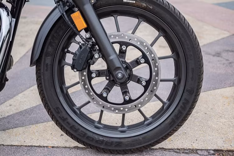 Về CB350 H'ness, xe sở sở hữu yên phẳng, tay lái cao và rộng, cho tư thế ngồi thoải mái và dễ dàng điều khiển. Xe có kích thước dài x rộng x cao tương ứng 2.199 x 789 x 1.107 (mm), khoảng cách hai trục bánh xe 1.441 mm. Độ cao yên 800 mm, khoảng sáng gầm 166 mm. Trọng lượng khô 179 kg.