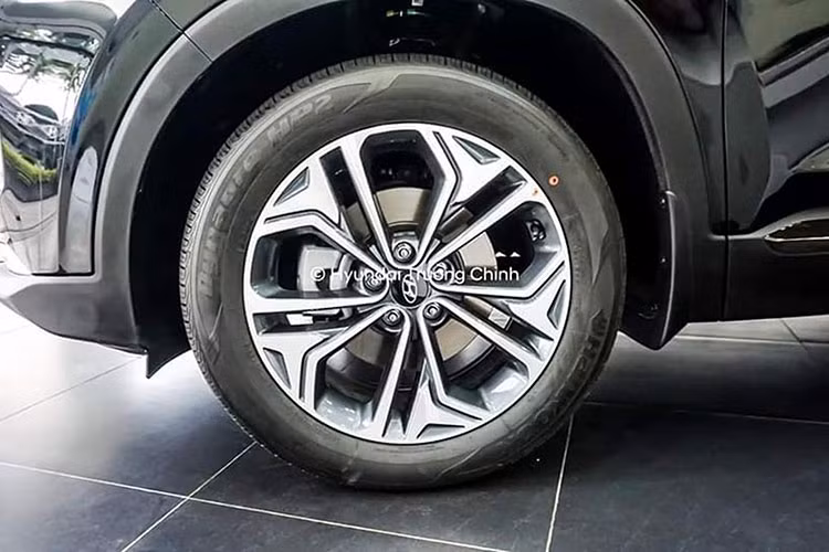 Mâm xe hợp kim 19-inch thiết kế dạng 5r chấu là trang bị tiêu chuẩn. Các gân dập nổi sắc nét ở thân xe góp phần giúp SantaFe phiên bản 2019 ra dáng SUV hơn. Phần đuôi xe có đèn hậu LED tái thiết kế, hẹp hơn và tinh xảo hơn trước. Cản xe và đèn sương mù phía sau cũng được mở rộng, giúp SantaFe bề thế, vững chãi.