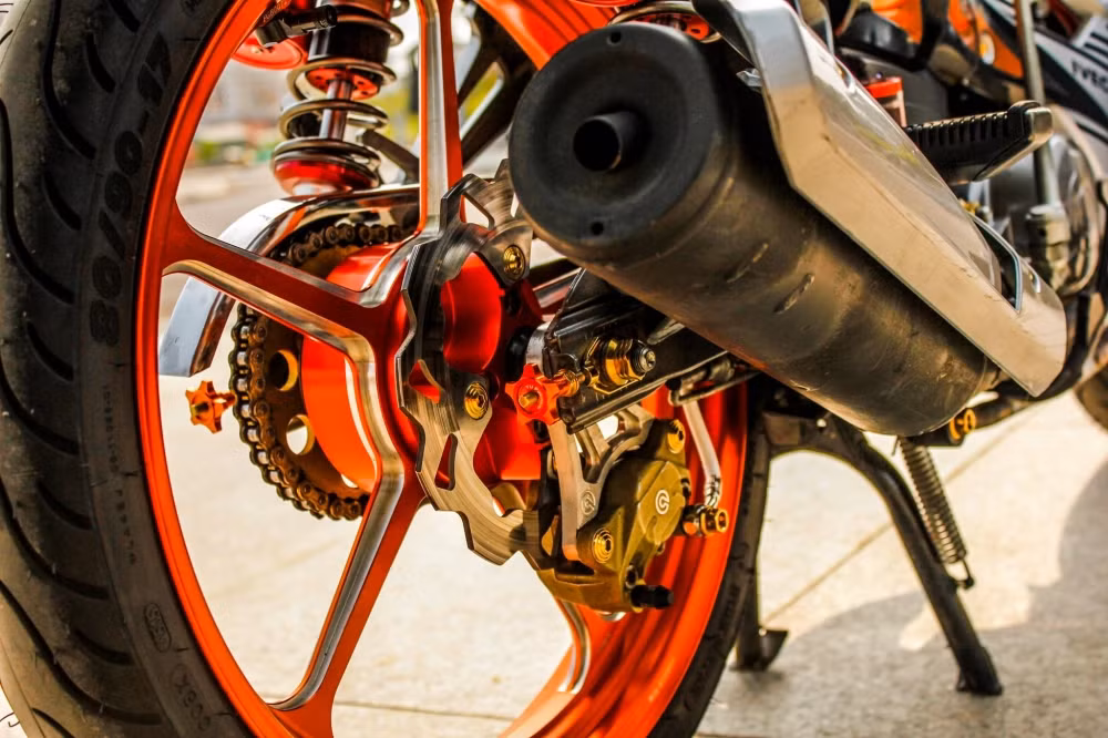  Trang bị cho dàn chân sau cũng đầy đầy bắt mắt với mâm CNC Racingboy hàng hiệu, cụm phanh trước và sau được độ với heo Brembo 2 pis đối xứng và đĩa Galfer độc đáo. Vỏ phuộc thương hiệu Trusty cứng cáp hơn.