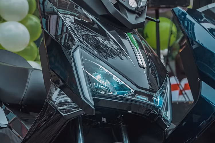 Xe Pega NewTech 2019 có kích thước tổng thể dài 1878mm, rộng 770mm và cao 1130mm. Đầu xe sở hữu các đường nét sắc bén mang phong cách của những chiếc maxiscooter, cụm đèn Full LED cho hiệu suất siêu sáng.