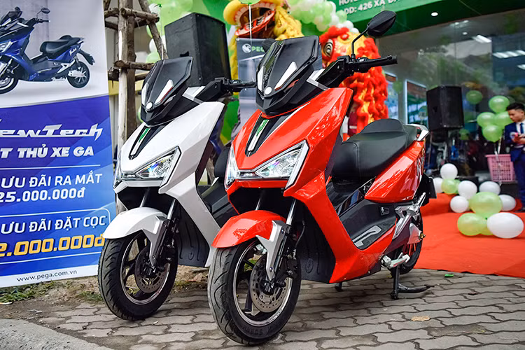 Pega cho biết NewTech có thể đi được quãng đường dài 90 km trong điều kiện vận hành lý tưởng. Nguồn điện cung cấp cho chiếc xe đến từ 6 bình ắc-quy 12V-20Ah. Thời gian cho một lần sạc mất từ 8-10 tiếng có chế độ sạc tự động ngắt khi đầy giúp bảo vệ ắc-quy. Xe cũng có một nút bấm "Race" ở phía tay ga sẽ cho phép tăng vận tốc khi vượt dốc.