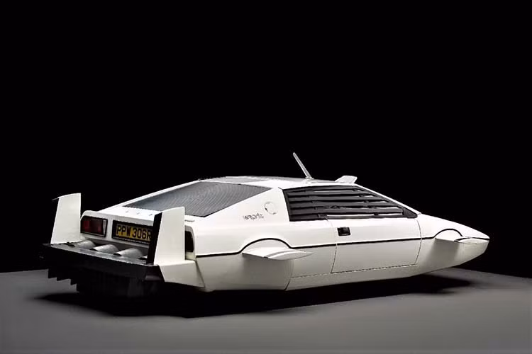 Tuy nhiên, đây chính là chiếc xe thể thao Lotus Esprit 1976 được sử dụng để quay bộ phim James Bond năm 1977 "The Spy Who Loved Me".