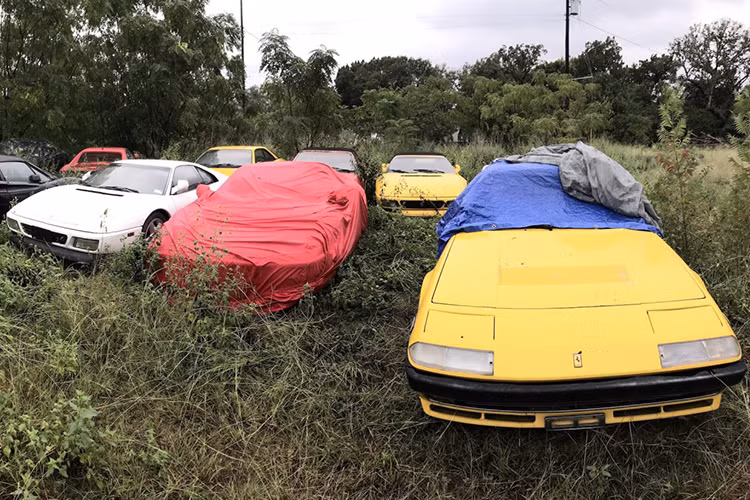 Mới đây, một bộ sưu tập siêu xe Ferrari đã bất ngờ bị bắt gặp trong tình trạng gỉ sét tại bãi cỏ ở Mỹ. Vì không muốn bảo vệ sự riêng tư của chủ sở hữu nên địa điểm "thường trú" cụ thể của bộ sưu tập siêu xe Ferrari bỏ xó này đã bị giấu kín cho đến tận ngày nay.
