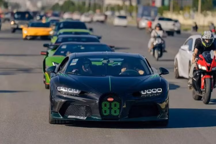 Siêu xe Bugatti Chiron Super Sport triệu đô vẫn được trang bị khối động cơ W16, dung tích 8.0 lít, 4 bộ tăng áp,sản sinh ra công suất tối đa 1.578 mã lực và mô-men xoắn cực đại 1.600 Nm nhưng đã được hãng xe đến từ Pháp giới hạn vận tốc tối đa xuống còn 440 km/h nhằm đảm bảo an toàn và đáp ứng quy chuẩn.