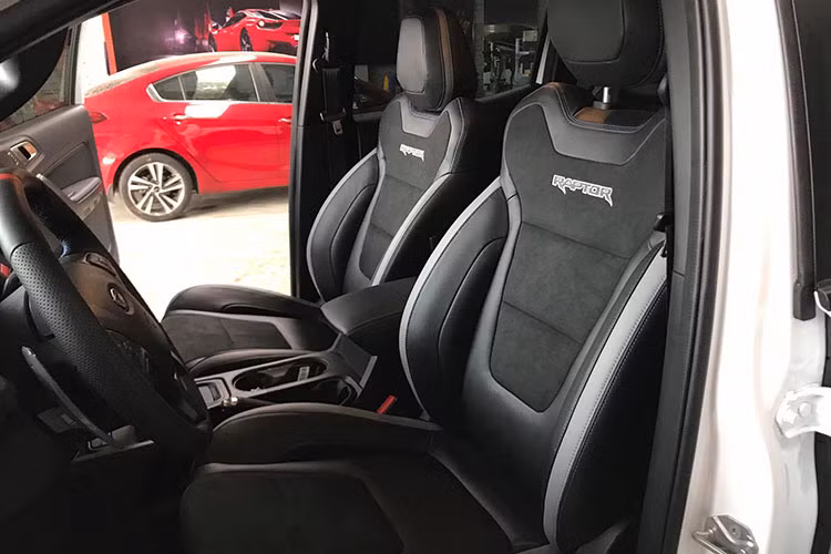Ford Ranger Raptor 2018 cũng là mẫu bán tải được trang bị động cơ mạnh mẽ nhất của Ford, "trái tim" EcoBlue, dung tích 2.0 lít, tăng áp kép của "quái vật" off-road này sẽ sản sinh ra công suất tối đa 213 mã lực cùng mô-men xoắn cực đại 500 Nm. Ford Ranger Raptor cũng được trang bị hộp số tự động 10 cấp mới.