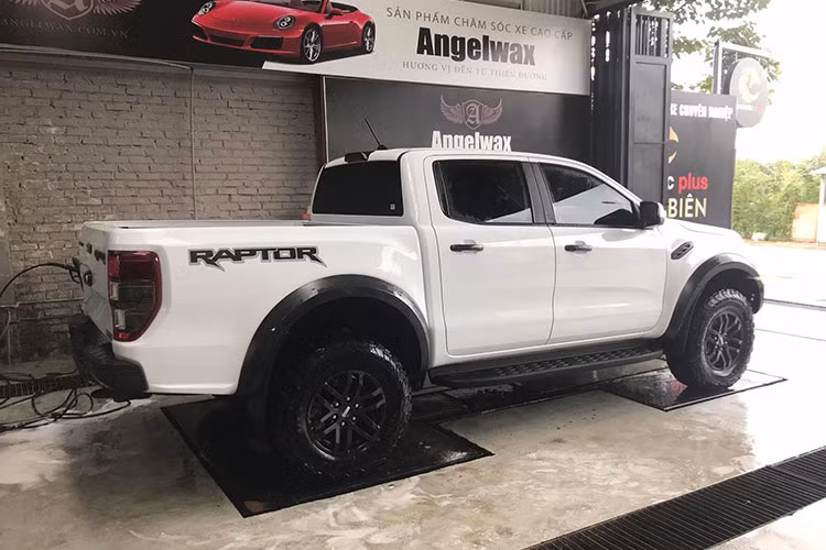 Mới đây, một chiếc xe bán tải Ford Ranger Raptor 2018 được phân phối chính hãng tại Việt Nam đã đến tay khách hàng tại Hà Nội - đây cũng được xem là chiếc Raptor đầu tiên tại Hà Nội. Sau khi ra biển, nó được mang đến An Đức AutoSpa - Ceramic Plus Long Biên, Hà Nội "làm đẹp".