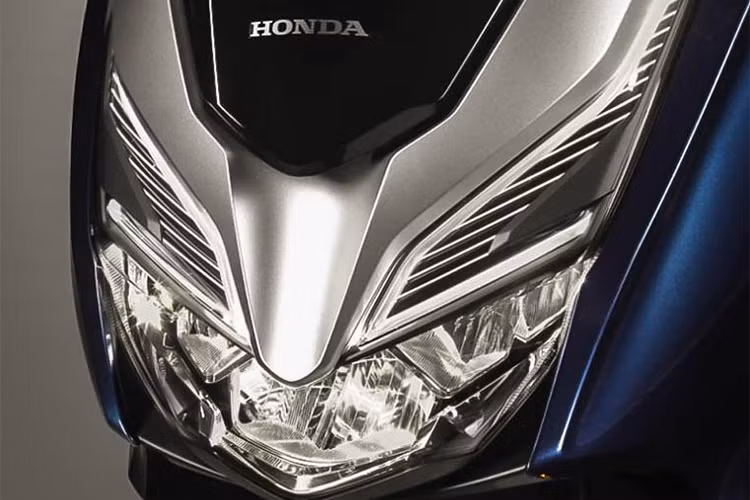 Ở phiên bản mới, Honda Forze 300 2018 có chiều dài cơ sở ngắn hơn, ở mức 1.510mm và chiều dài tổng thể được thu gọn lại 2,5cm. Trong khi đó chiều cao yên xe tăng thêm 62mm, lên mức 780mm. Đầu xe sở hữu bộ mặt mới với tấm ốp mạ bạc cá tính, bộ đèn chiếu sang và xi nhan dạng led.
