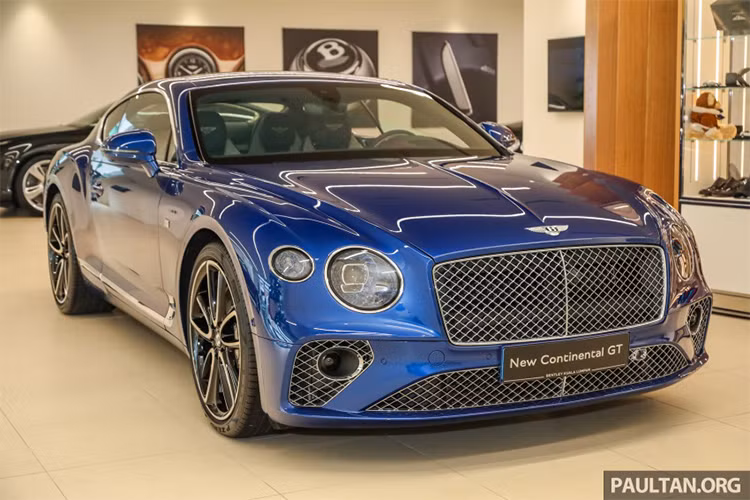 Không chỉ đem chiếc Continental GT thế hệ mới của mình đến khắp các đại lý trên thế giới, hãng siêu xe sang Anh quốc còn tiếp tục giới thiệu phiên bản đặc biệt của mẫu xe này với tên gọi Bentley Continental GT First Edition 2018 tại nhiều quốc gia Châu Á, trong đó đang chú ý là thị trường Malaysia.