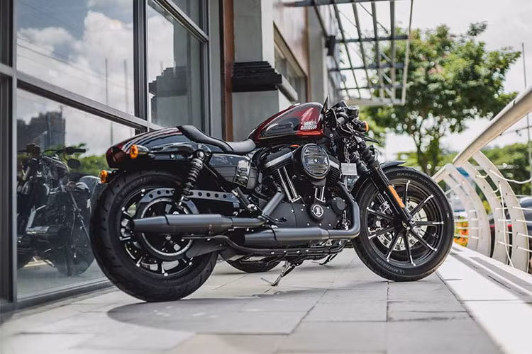 Chiếc Iron 883 được độ thành cafe racer chính hãng với số lượng giới hạn này đã được tùy chỉnh hiệu suất cao giúp cho người sở hữu mang phong cách khác lạ hơn so với những chiếc xe nguyên bản. Mẫu xe này từng được chào giá chính hãng khoảng 469 triệu đồng tại Việt Nam.