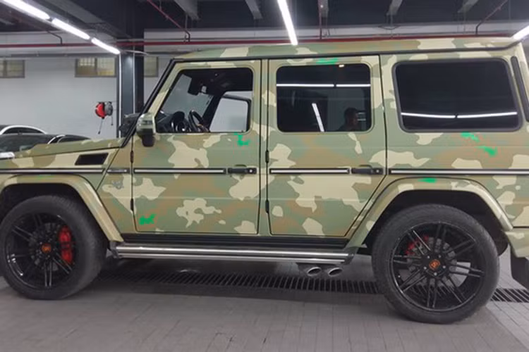 Nguyên bản xe có ngoại thất đen bóng và chủ nhân từng gây choáng giới chơi xe khi bỏ ra số tiền hơn 20 tỷ Đồng để tậu chiếc Mercedes-Benz G63 AMG này cùng với siêu xe Lamborghini Huracan màu cam.