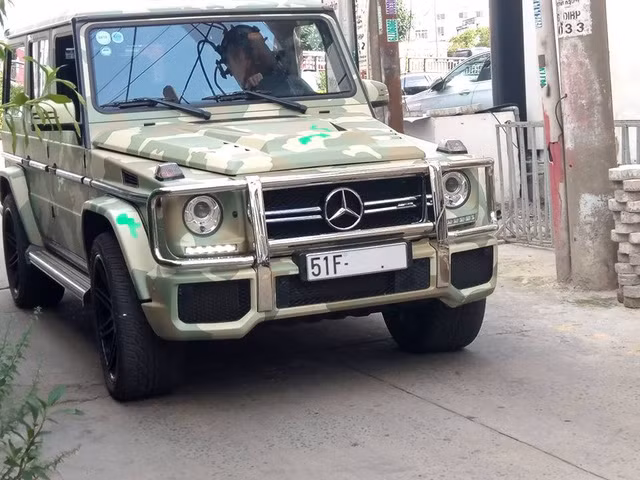  Mercedes-Benz G63 AMG là 1 trong số những mẫu xe SUV "hàng khủng" khá được lòng các đại gia Việt và để tạo sự nổi bật, một tay chơi 8X đến từ Đồng Nai đã khoác áo mới màu rằn-ri cho "ông vua địa hình" của mình. Bộ áo mới giúp nhiều người gợi nhớ đến phong cách nhà binh hầm hố của những chiếc SUV.