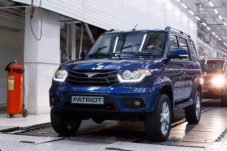 Nhắc đến UAZ, gần như thế hệ người Việt sinh sống trong thời chiến tranh và cả thời bao cấp đều không quên hình ảnh những chiếc UAZ-469. Chiếc xe thân thuộc này nằm trong biên chế quân đội Việt Nam và người dân quen gọi với cái tên gọn lỏn là xe “u oát”.