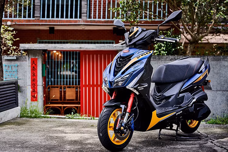 Thương hiệu xe Đài Loan PGO Mote Power vừa chính thức ra mắt xe tay PGO TIG bản Championship Edition 2024. Đây là phiên bản giới hạn hoàn toàn mới có màu sắc thể thao cùng cặp phuộc ngược có thể điều chỉnh mang lại sự êm ái trong quá trình di chuyển.