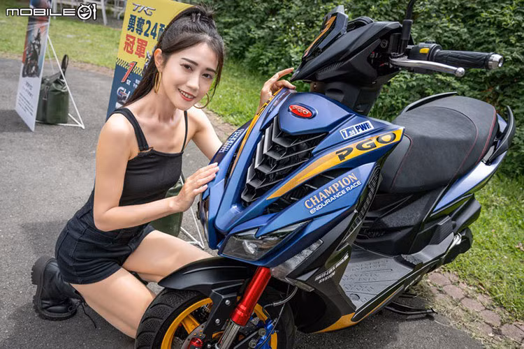 Màn hình của xe còn có khả năng kết nối với điện thoại thông minh thông qua ứng dụng PGO, 2 cổng USB khả dụng cho cả đầu nối Type-A và Type-C.
