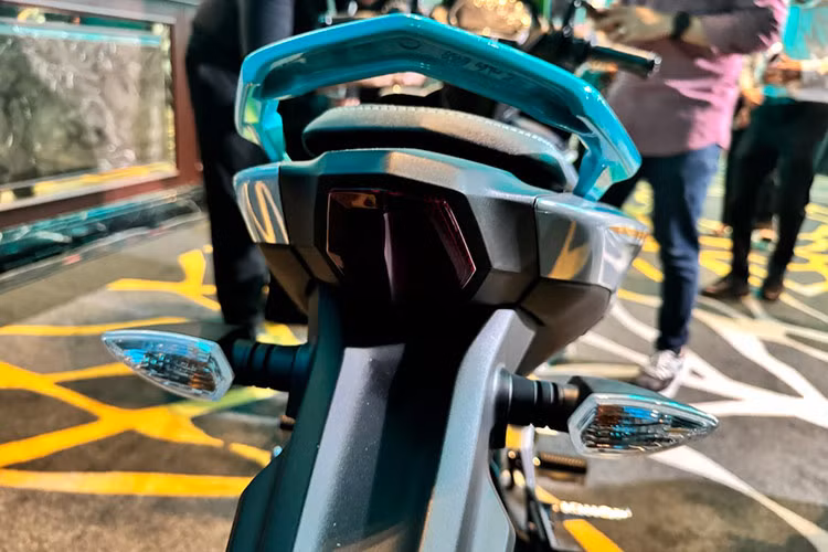 Điểm nhấn của Yamaha Y16ZR 6MRO là logo phát sáng trong bóng tối, kết hợp với hiệu ứng chuyển màu chameleon được tạo nên từ công nghệ đồ họa UV đặc biệt, cho phép màu sắc của xe thay đổi theo ánh sáng. Mỗi chiếc Y16ZR 6MRO đều được đánh số seri riêng trên phần đầu xe.