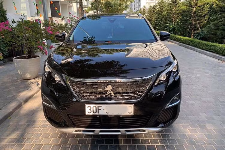 Về mặt ngoại hình, diện mạo của phía trước của Peugeot 5008 tương tự như đàn em 3008 tại Việt Nam. Lưới tản nhiệt được làm dạng hạt nổi, mạ chrome cao cấp, cụm đèn pha sử dụng công nghệ LED tích hợp điều hướng theo góc cua. Đèn định vị dạng LED mô phỏng móng vuốt sư tử (hình ảnh thương hiệu của hãng xe Pháp). Cản trước được làm từ kim loại bản to thể hiện sự khỏe khoắn.