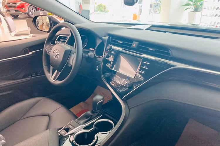Chiếc Toyota Camry trong bài sẽ dành cho những người đam mê phong cách thiết kế của Lexus hoặc mong muốn sở hữu chiếc sedan hạng D với ngoại hình mạnh mẽ hơn. Hiện tại, Toyota Camry là mẫu xe có tình hình kinh doanh tốt nhất phần khúc hạng D tại thị trường ôtô Việt, cạnh tranh với các đối thủ Mazda 6, Kia Optima hay Honda Accord.