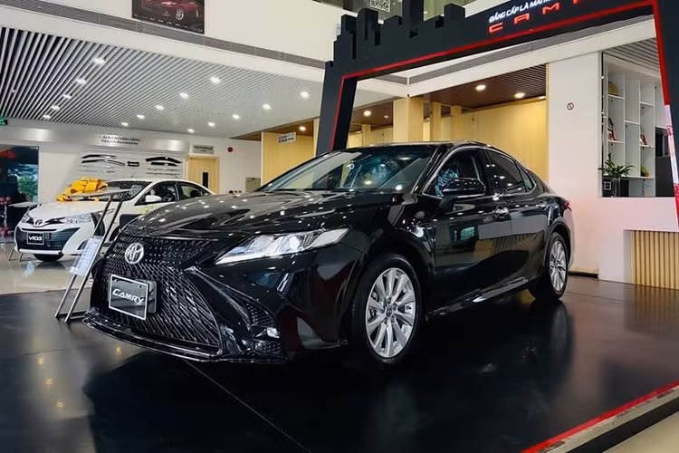 Mới đây, một chiếc Toyota Camry 2020 bản 2.0G xuất hiện tại đại lý ở Cần Thơ với diện mạo cực "ngầu", mang các nét tương đồng những chiếc xe sang Lexus. Được biết, đây là chiếc xe được đại lý "độ" riêng theo phong cách Lexus với gói trang bị thể thao F-Sport.
