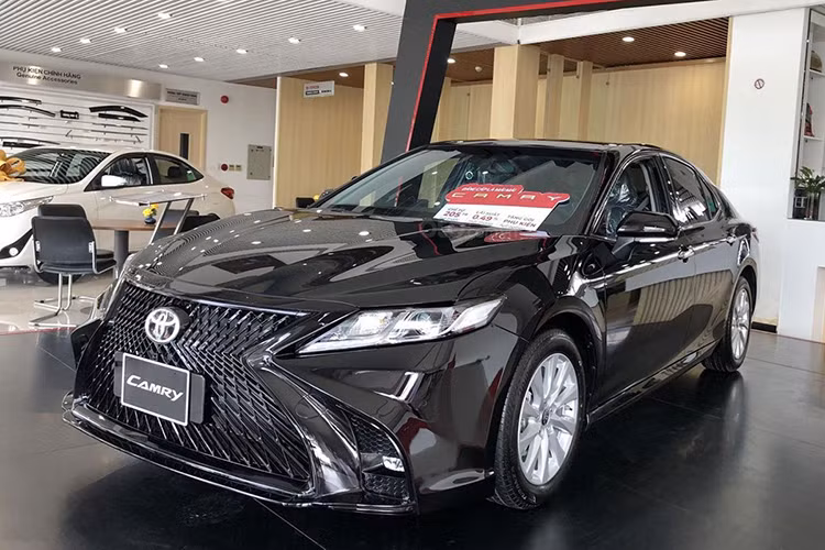 Toàn bộ các bản trang bị của Toyota Camry thế hệ mới tại Việt Nam đều có 7 túi khí trong khi bản cao cấp có 9 túi khí. Các trang bị an toàn khác của xe còn có hệ thống cân bằng điện tử, kiểm soát lực bám đường, chống bó cứng phanh ABS, phân bổ lực phanh điện tử,... Trong khi đó, gói an toàn Toyota Safety Sense dành riêng cho bản cao cấp nhất. Giá xe Toyota Camry độ Lexus trong bài đang chào bán 1,029 tỷ đồng.