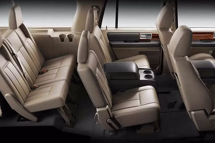 Toàn bộ các phiên bản trong dòng Lincoln Navigator 2015 đều được trang bị hệ thống thông tin giải trí SYNC, kết nối Bluetooth và tính năng thực hiện cuộc gọi cũng như chọn nhạc bằng giọng nói hoặc nút bấm trên vô lăng. Ngoài ra, xe còn có thể đọc tin nhắn thoại bằng tiếng để người lái tập trung hơn.