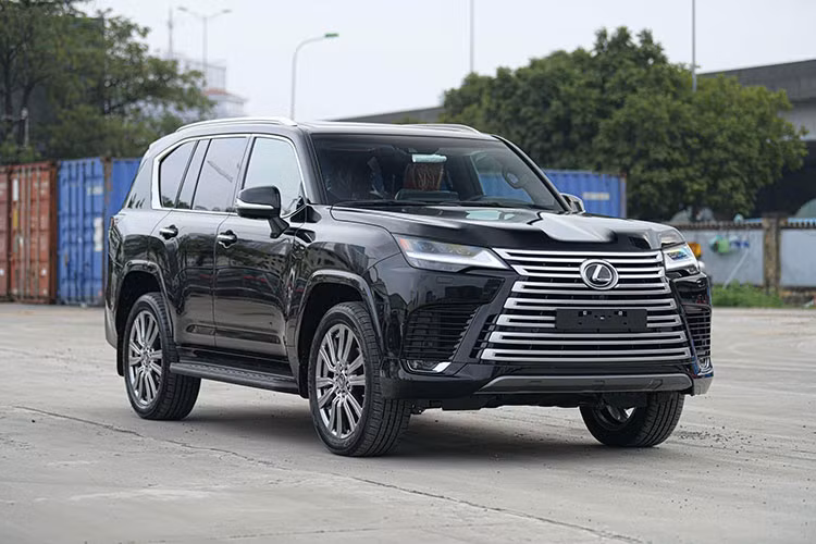 Hiện chưa rõ Shark Lê Hùng Anh mua xe Lexus LX600 bản nào, chỉ biết rằng, giá xe Lexus LX600 2023 đang có giá bán chính hãng từ 8,5 tỷ đồng đến gần 10 tỷ đồng, mức giá này chưa bao gồm chi phí lăn bánh cũng như các khoản phí để sở hữu sớm.