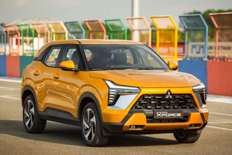  Mitsubishi Xforce: 1.823 xe Tháng 11, Mitsubishi Xforce bán ra 1.823 xe, tăng 23 % so với tháng 10 (1.458 xe). Kết quả này, khiến Xforce tụt xuống vị trí trong bảng xếp hạng. Tính lũy kế từ đầu năm đến nay, đã có 13.267 xe Xforce được bán ra thị trường. Kiểu dáng nhỏ gọn, thời trang đi kèm hàng loạt công nghệ tính năng được Mitsubishi trang bị cùng mức giá dễ tiếp cận là yếu tố giúp Xforce tạo được sức hút với khách hàng.