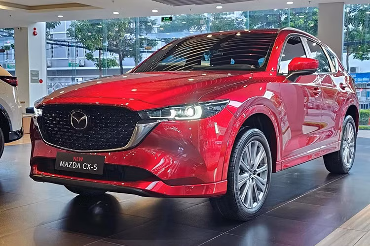  Mazda CX-5: 2.408 xe Vị trí thứ 2 vẫn thuộc về Mazda CX-5 với doanh số đạt 2.408 xe, tăng 20% so với kết quả 2.008 xe ở tháng trước. Nhằm duy trì sức hút và giữ vững phong độ cho CX-5 trong tháng "chốt" năm, nhà phân phối Thaco đang áp dụng ưu đãi giảm 20 triệu đồng dành cho khách mua xe. Nhờ đó, đưa giá xe Mazda CX-5 trở về khởi điểm chỉ từ 729 triệu đồng.