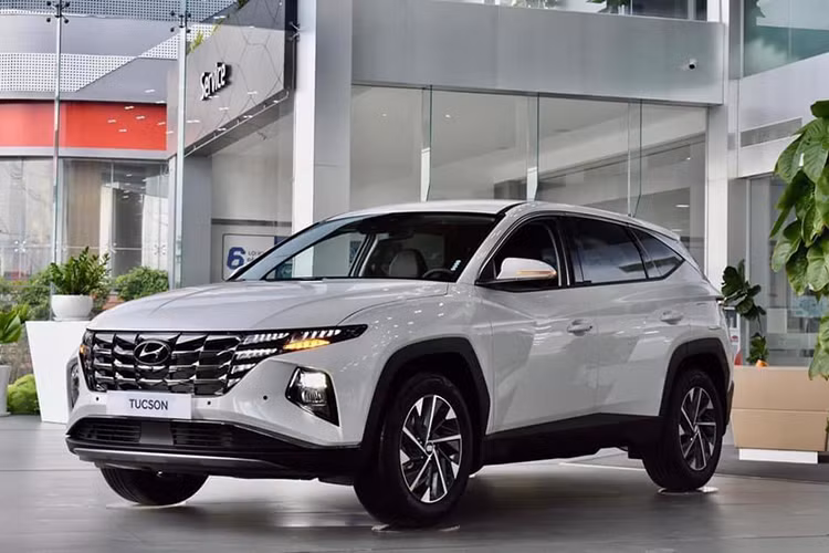  Hyundai Tucson: 1.584 xe Với 1,584 xe bán ra trong tháng 11, Hyundai Tucson tăng mạnh doanh số 183,8% so với tháng trước (558 xe). Điều này giúp mẫu xe của Hyundai quay trở lại top 10 sau thời gian dài vắng bóng với vị trí thứ 8. Doanh số luỹ kế của Hyundai Tucson trong 11 tháng đầu năm đạt 5.671 xe. 