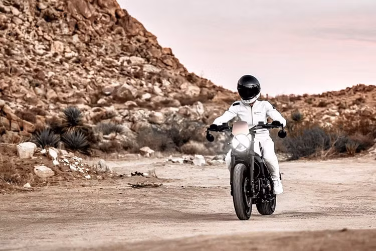 Ducati Scrambler bản kỷ niệm 10 năm có chiều cao yên ngồi khá 795 mm. Trọng lượng khô của xe nặng 176 kg, bình xăng có dung tích lơn 14,5 lít. Hiện giá xe Ducati Scrambler 10 Anniversario Rizoma Edition này chưa được tiết lộ.