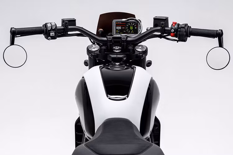 Màu sắc những chi tiết xuất hiện trên Ducati Scrambler 10 Anniversario Rizoma Edition được phối kết hợp với những chi tiết màu trắng và đen trên bộ phận bình xăng, tấm chắn bùn, động cơ và khung xe.