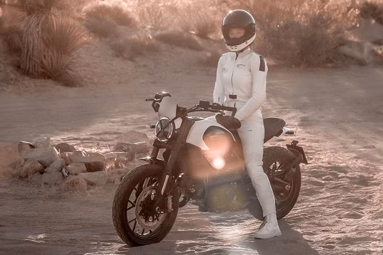 Khối động cơ này giúp xế nổ của Ducati đạt công suất tối đa lên đến 73 mã lực tại 8.250 vòng/phút và mô-men xoắn cực đại 65,2 Nm tại 7.000 vòng/phút. Sức mạnh này được truyền tới bánh xe qua bộ hộp số 6 cấp, có công nghệ hỗ trợ chống trượt và bộ nhông xích.