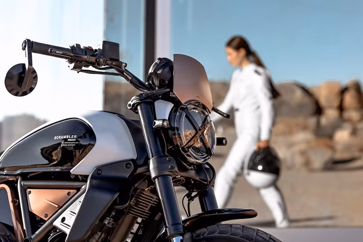 Ấn bản Ducati Scrambler 10 Anniversario Rizoma Edition đặc biệt này có sự khác biệt so với những phiên bản khác khi sử dụng các tấm ốp kim loại sơn màu vàng hoa hồng ở trên rất nhiều thành phần như tấm ốp bên, chỗ để chân và kính chắn gió.