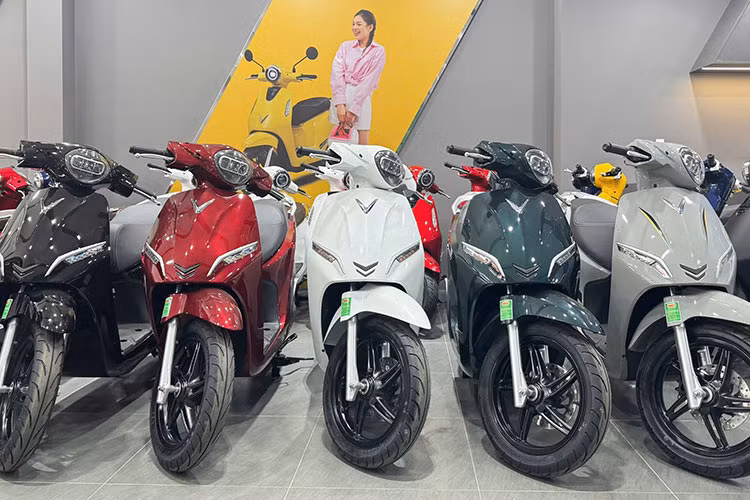 Mẫu xe máy điện Vinfast Feliz NEO 2025 mới là dòng xe ga điện dùng pin LFP, bản nâng cấp phần mềm dựa trên những góp ý của người dùng Việt. Phiên bản nâng cấp từ dòng xe Feliz tăng hiệu suất vận hành, cải thiện cảm giác lái.