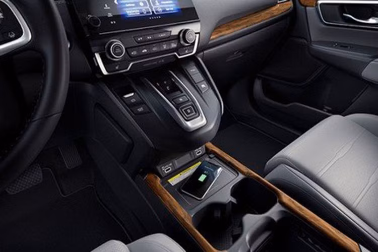 Bên cạnh đó, Honda CR-V 2020 còn được trang bị camera quan sát làn đường (Honda Lane Watch) tương tự như người anh em Accord để giúp cải thiện tầm nhìn của người lái. Không chỉ an toàn, Honda CR-V 2020 sắp ra mắt Việt Nam còn tiện nghi hơn khi được bổ sung công nghệ sạc không dây và cốp chỉnh điện với tính năng mở cốp rảnh tay.