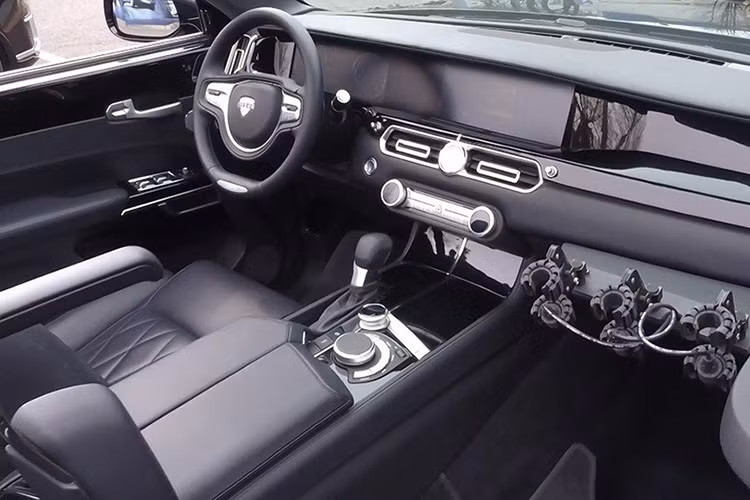 Tương tự Senat Sedan, Aurus Senat Convertible cũng được trang bị hệ thống động cơ hybrid xăng-điện với máy V8, dung tích 4,4 lít. Động cơ tăng áp này tạo ra công suất tối đa 598 mã lực và mô-men xoắn cực đại 880 Nm. Mô-tơ điện sẽ bổ sung 40 mã lực nữa. Toàn bộ sức mạnh được truyền tới cả 4 bánh thông qua hộp số tự động 9 cấp.