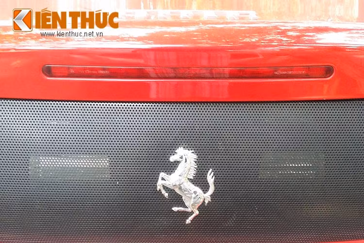 Lưới tản nhiệt thiết kế dạng tổ ong nhỏ phía sau mang màu đen cùng logo ngựa chồm màu bạc - đặc sản của hãng siêu xe đến từ nước Ý.