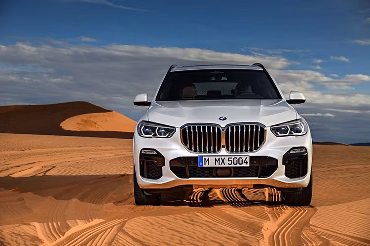 Có mặt trên thị trường từ năm 1999 đến nay, trải qua 3 thế hệ - thương hiệu xe sang BMW đã bán được hơn 2,2 triệu chiếc X5 trên toàn cầu. BMW X5 thế hệ thứ 4 mới sẽ được sản xuất tại nhà máy BMW ở Spartanburg, Mỹ. Xe sẽ có mặt trên thị trường vào tháng 11/2018.