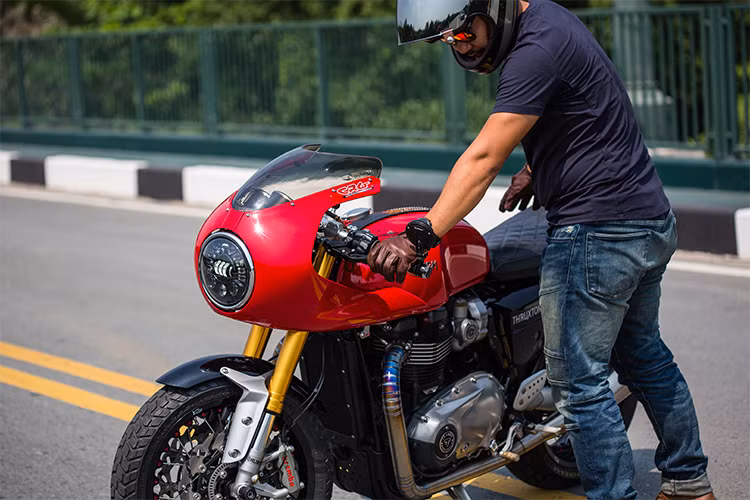 Một cải tiến đáng giá của Thruxton thế hệ mới đó là chiếc xe đã chuyển sang sử dụng hệ thống làm mát bằng chất lỏng, thay vì chỉ bằng gió như trước đây, kèm hệ thống phụ xăng điện tử mới. bộ bảo vệ Evotech. Trên chiếc Triumph Thruxton R độ này, nó còn được chủ nhân trang bị bộ bảo vệ Evotech...