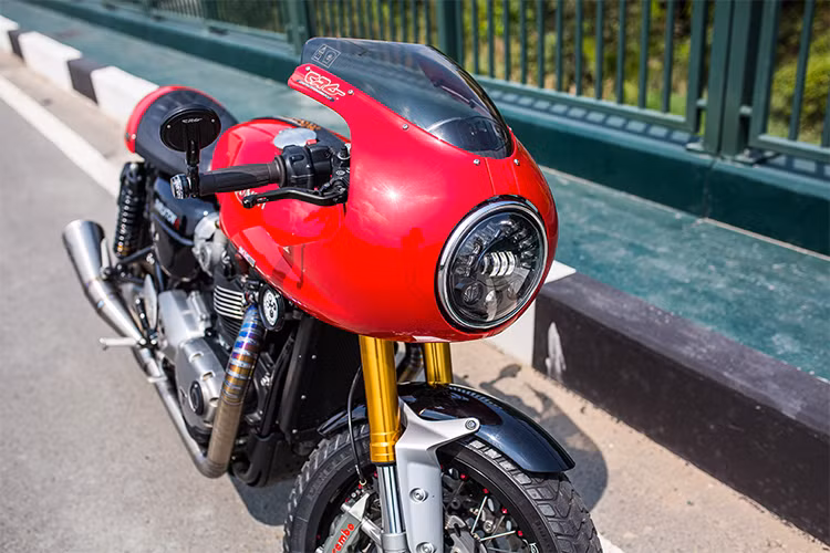 Tại thị trường Việt Nam, sau khi thương hiệu xe môtô Triumph chính hãng có mặt - đã có khá nhiều những chiếc xe môtô Triumph Thruxton R đã lăn bánh. Tuy nhiên, đa số chúng đều có dạng nguyên bản, không sở hữu một số phụ kiện chính hãng "hàng độc" như chiếc xe trong bài viết này.