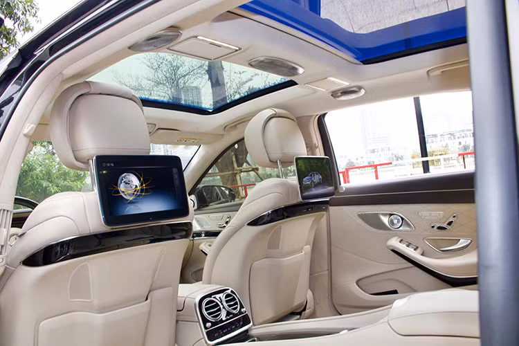 Bệ trung tâm được trang bị sạc điện thoại không dây. Hệ thống âm thanh Burmester High-end 3D với 26 loa, công suất 1.590W. Ghế phụ phía trước có thể được điều chỉnh từ hàng ghế sau, đồng thời đi kèm tựa đầu có thể tháo rời hoặc gập gọn linh hoạt.