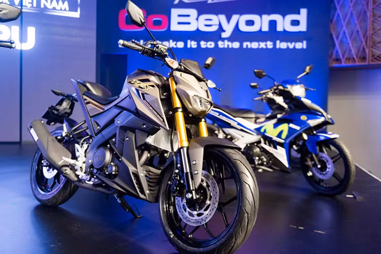 Trong khi đó, mẫu xe máy Yamaha TFX 150 "hàng xịn" được phân phối tại Việt Nam được trang bị động cơ phun xăng điện tử 150 cc, 4 thì, 4 van, xi-lanh đơn, làm mát bằng dung dịch, công suất cực đại 16 mã lực tại 8.500 vòng/phút và mô-men xoắn cực đại 14,3 Nm tại 7.500 vòng/phút.