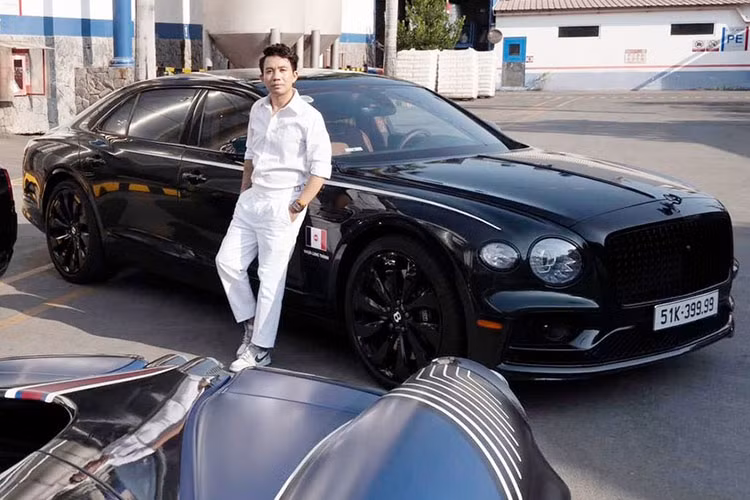 Chiếc Bentley Flying Spur siêu sang này từng được doanh nhân ngành nhựa mua về hồi tháng 12/2022. Ngay sau khi xuất hiện thông tin rao bán trên mạng xã hội, chiếc Bentley Flying Spur First Edition ngay lập tức thu hút sự chú ý của nhiều người, bởi biển số tứ quý 51K-399.99.