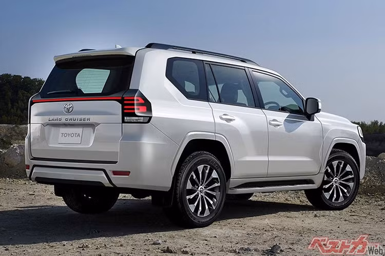 Dự kiến có tên mã nội bộ 250 Series, Toyota Land Cruiser Prado thế hệ mới cuối cùng sẽ ra mắt sau gần 15 năm. Giới báo chí Nhật Bản cho biết thế hệ mới của mẫu SUV này sẽ có thêm phiên bản GR Sport thể thao, tương tự đàn anh Toyota Land Cruiser 300 Series.