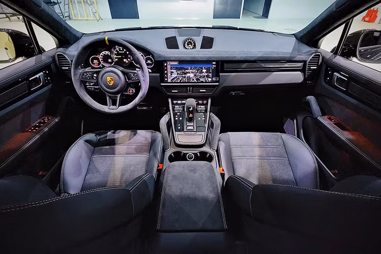 Ra mắt giữa thời cơn bão SUV đổ bộ, nên so với thế hệ trước, Porsche Cayenne 2022 ít bảo thủ hơn, khác biệt hơn so với anh cả 911, trông hào nhoáng hơn, mạnh mẽ hơn, cao ráo hơn trong bộ khung gầm có kích thước tổng thể lần lượt là 4.918 x 1.983 x 1.696 (mm). 