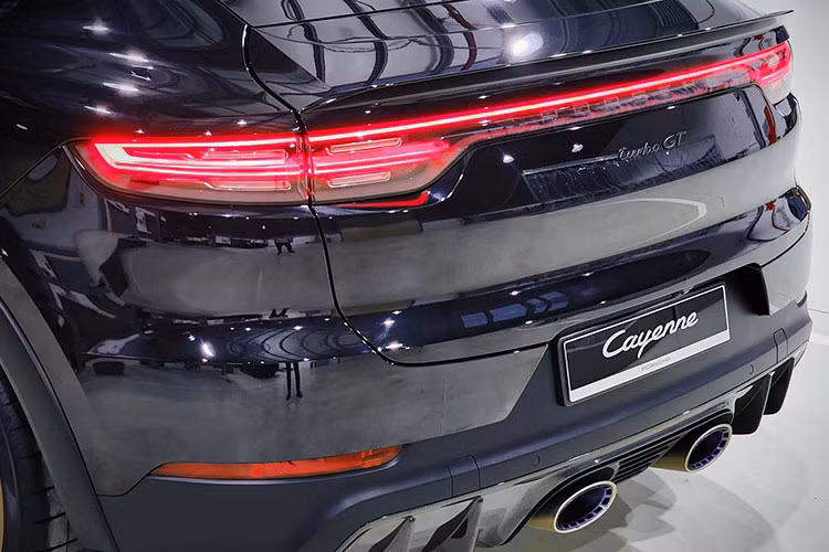 Ở phiên bản tiêu chuẩn, Porsche Cayenne 2022 tại Việt Nam được trang bị khối động cơ V6, tăng áp, dung tích 3.0 lít, sản sinh ra công suất tối đa 340 mã lực và mô-men xoắn cực đại 450 Nm.
