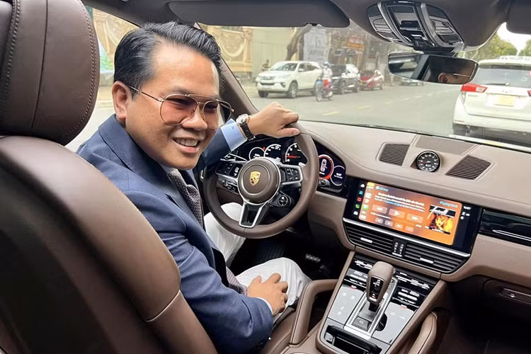 Ngoài chiếc xe Porsche Cayenne tiền tỷ mới nhận bàn giao và một xe thể thao Porsche 911 đặt mua chính hãng, nhà thiết kế Thái Công còn từng gây bất ngờ khi đã cho thợ Sài thành "dọn" xe cổ MGA 1600 từ trong ra ngoài, màu sơn lấy ý tưởng từ hãng xe Bentley khá đình đám đã hoàn thành xong cách đây 2 tháng.