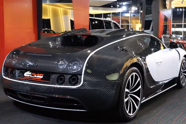 Không chỉ được phối 2 màu trắng và sợi carbon bóng, ở ngoại thất Bugatti Veyron Linea Vivere độ Mansory còn nhận được sự tuỳ chỉnh đáng giá ở cản va trước/sau thể thao hơn, đèn pha của phiên bản Super Sport, kèm theo là bộ mâm độ 5 chấu kép cá tính sơn màu trắng.