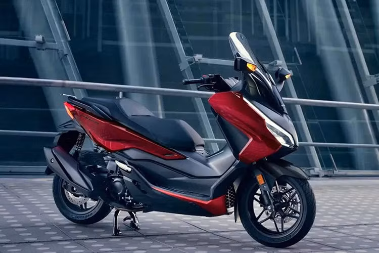 Honda NSS250 2024 phân phối ra với 3 màu tùy chọn gồm màu Đen súng, Xám khói và Đỏ rượu. Honda NSS250 xuất hiện ở Malaysia có khả năng cạnh tranh mạnh với đối thủ như Yamaha Xmax 250.